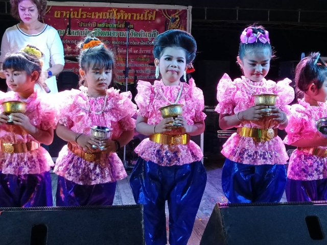 ประเพณีให้ทานไฟ ปี 2560
