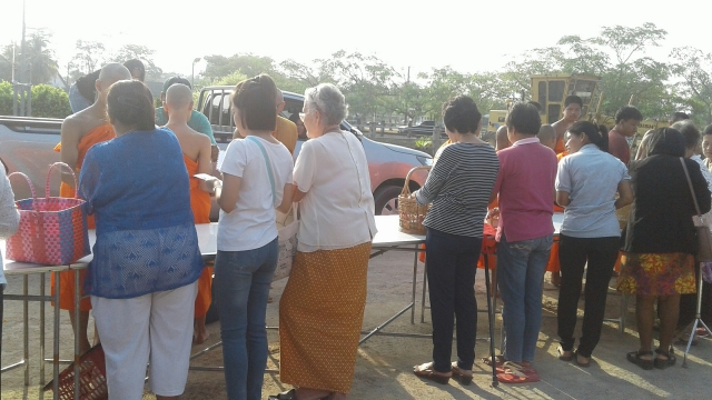 ตักบาตรสามเณร ณ อบต.คันธุลี
